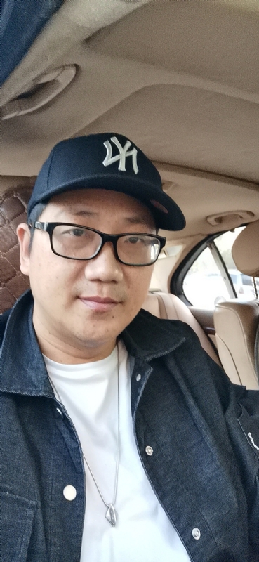 拥抱幸福的第一张照片--长乐婚介网